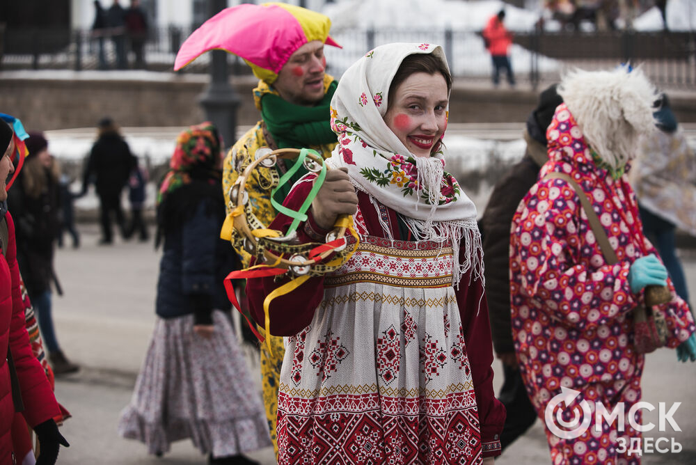 В первый день весны омичи отметили Масленицу массовыми гуляньями. Фото: Илья Петров