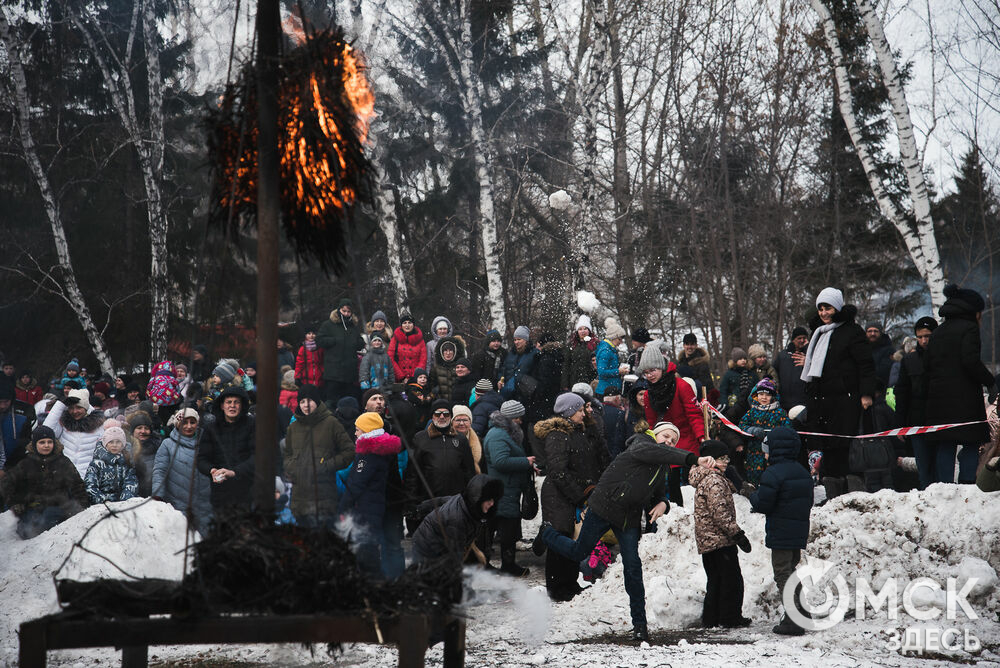 В первый день весны омичи отметили Масленицу массовыми гуляньями. Фото: Илья Петров