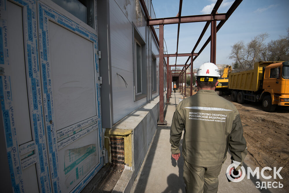 В центре Омска строят многофункциональный центр на 100 мест, который сможет принять больных коронавирусом. Фото: Илья Петров