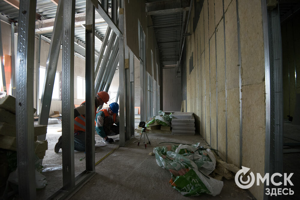 В центре Омска строят многофункциональный центр на 100 мест, который сможет принять больных коронавирусом. Фото: Илья Петров