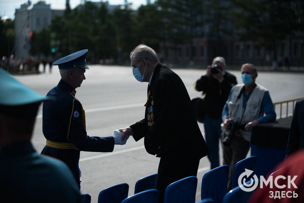 Сегодня, 24 июня, в Омске прошёл торжественный военный парад, приуроченный к 75-летию Великой Победы. Фото: Илья Петров