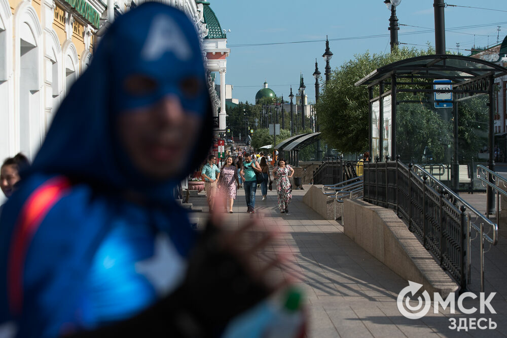 Супергерои раздали омичам маски на Любинском проспекте. Подробности читайте здесь . Фото: Илья Петров