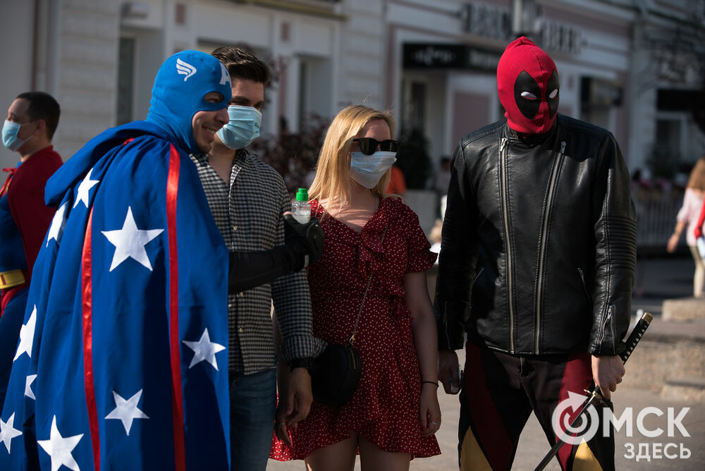 Супергерои раздали омичам маски на Любинском проспекте. Подробности читайте здесь . Фото: Илья Петров