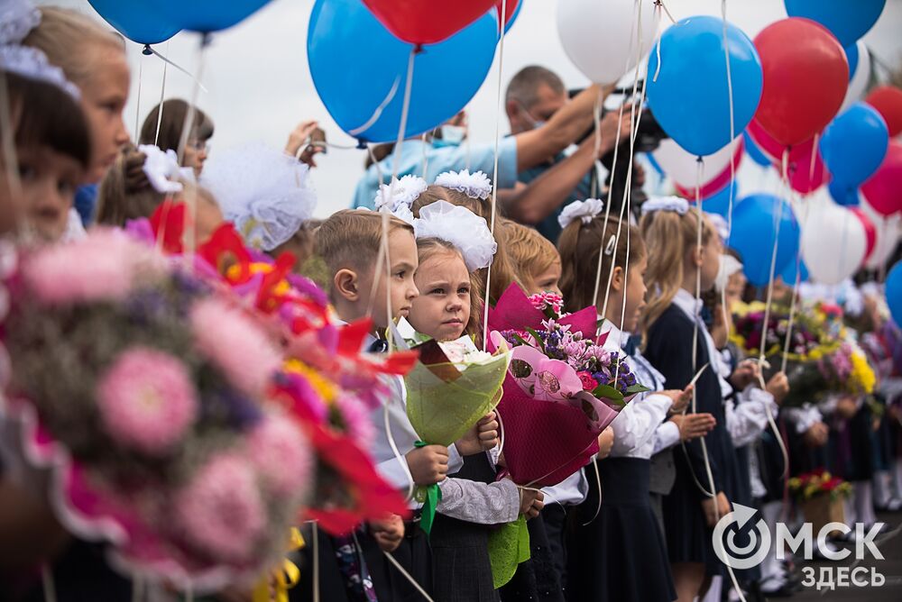 В День знаний, 1 сентября, мы побывали на линейке в омской школе № 40. Фото: Илья Петров