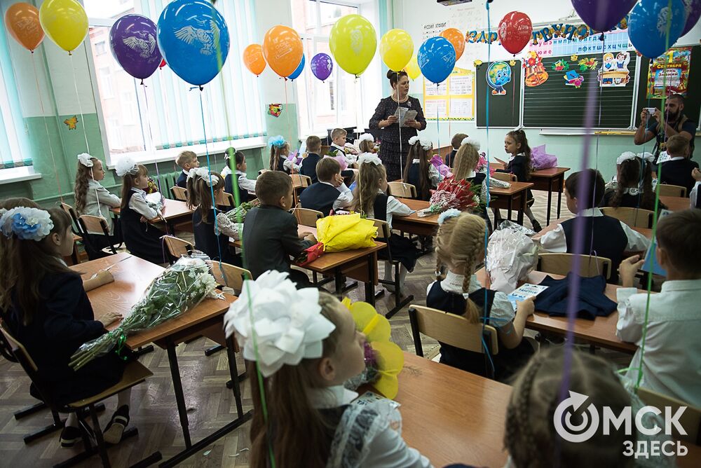 В День знаний, 1 сентября, мы побывали на линейке в омской школе № 40. Фото: Илья Петров