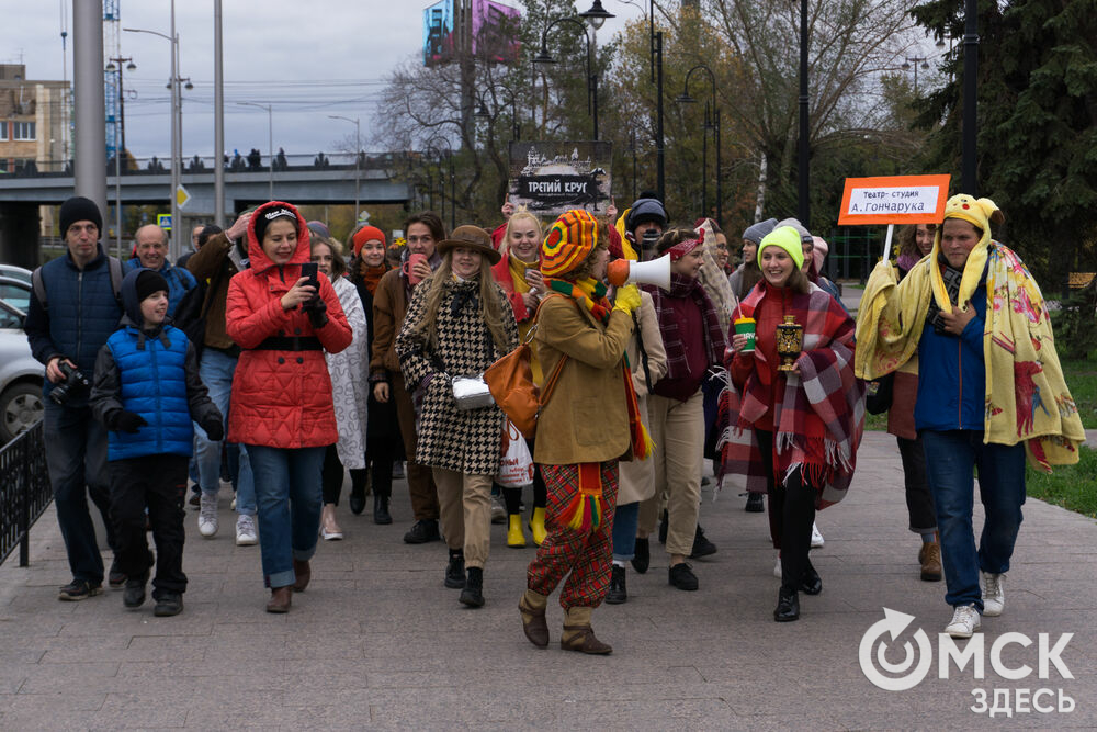 11 лет подряд фестиваль "Неделя экспериментального театра" в Омске открывается ярким театрализованным шествием. Фото: Илья Петров