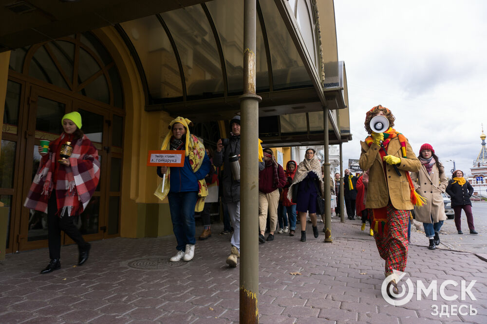 11 лет подряд фестиваль "Неделя экспериментального театра" в Омске открывается ярким театрализованным шествием. Фото: Илья Петров