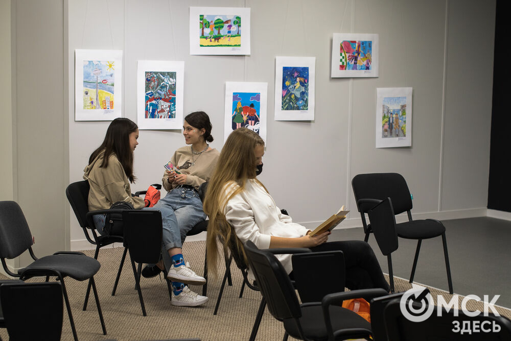 В Омске открылась выставка (0+) в поддержку реконструкции подземного перехода у Дворца творчества. Молодые художники представили свои работы на тему "Омич будущего"