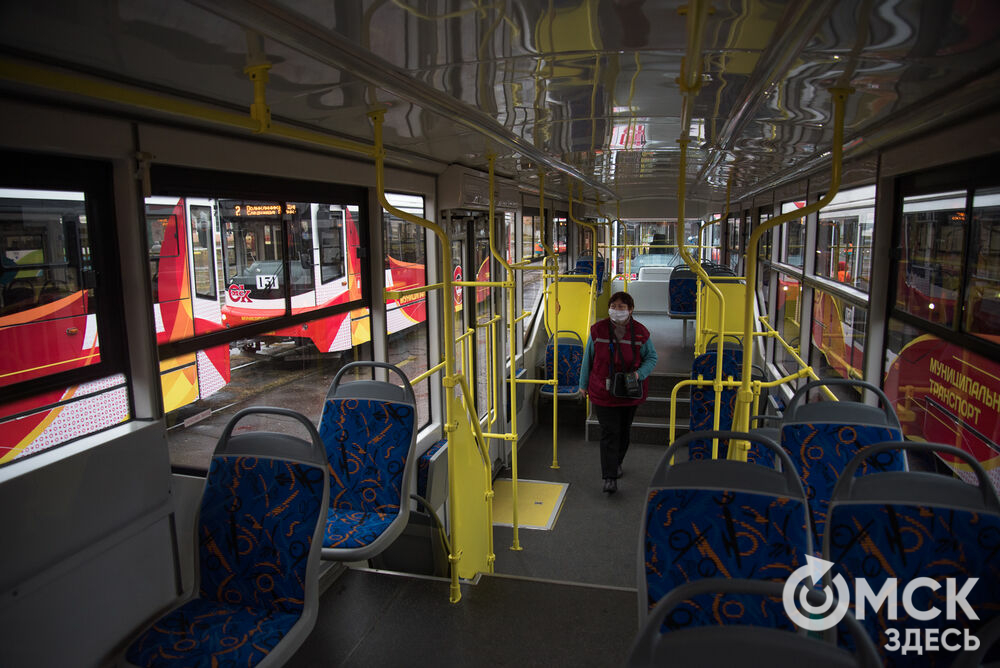 В Омске прошла презентация новых трамваев. Первые комфортабельные вагоны запустили по маршруту № 2 . Фото: Илья Петров