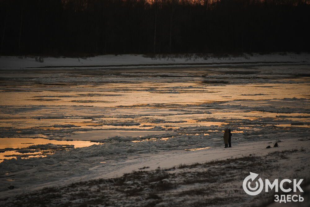 Ноябрьские морозы украсили Иртыш льдинами. Фото: Илья Петров