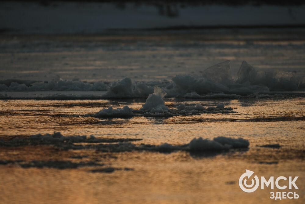 Ноябрьские морозы украсили Иртыш льдинами. Фото: Илья Петров