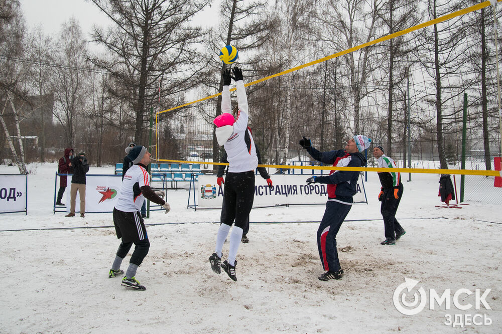 В Омске впервые прошли соревнования по волейболу на снегу. Фото: Илья Петров