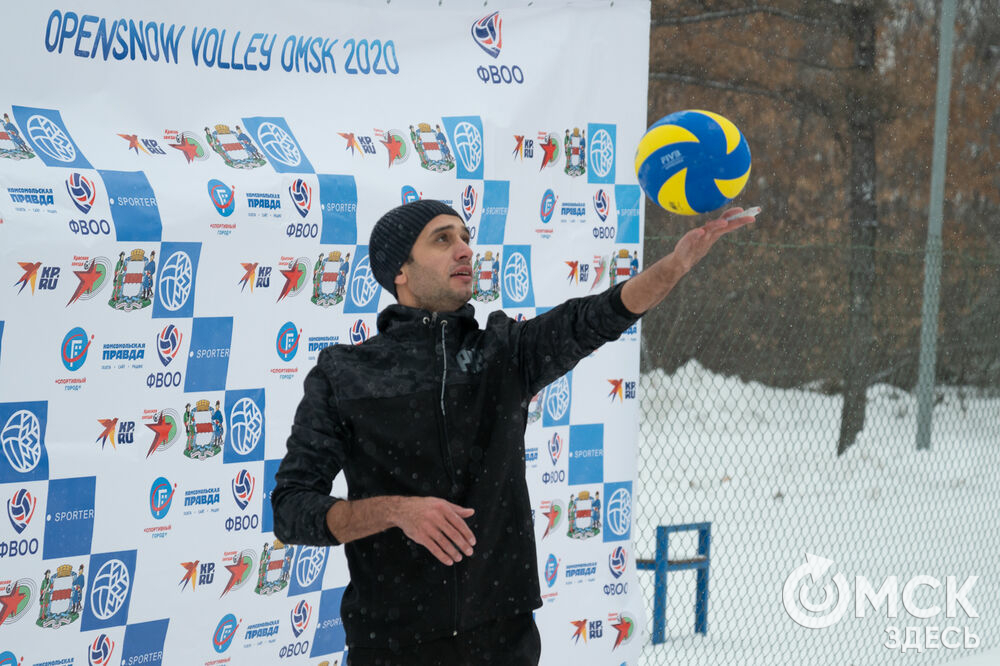 В Омске впервые прошли соревнования по волейболу на снегу. Фото: Илья Петров