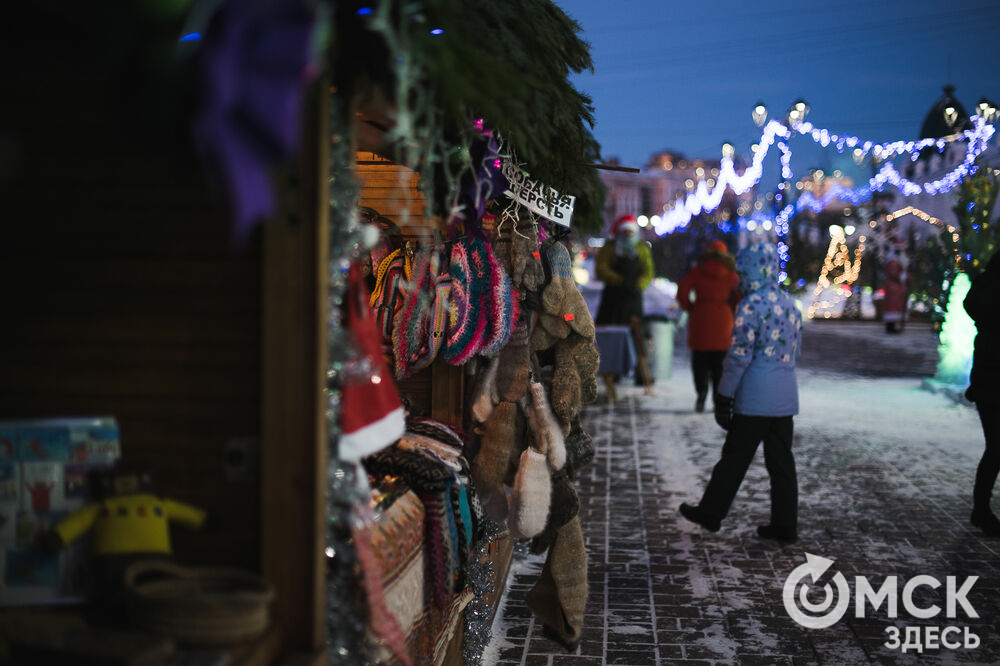 На "Зимнем Любинском" приготовили сказку - омичей призывают мечтать и верить в чудеса. Фото: Илья Петров