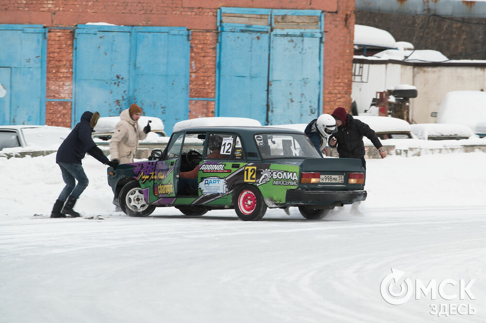 В середине января состоялся первый этап Кубка Омской области по дрифту (18+), организованный Omsk Drift team. Из-за пандемии соревнования прошли без зрителей, в онлайне . Однако менее зрелищными от этого не стали. Фото: Илья Петров