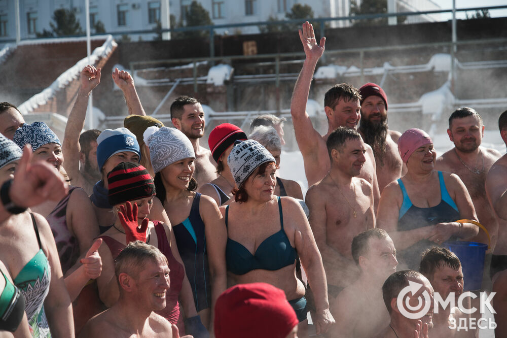 Члены клуба закаливания и зимнего плавания "Моржи" встретили весну своей традиционной акцией. Подробности читайте здесь . Фото: Илья Петров