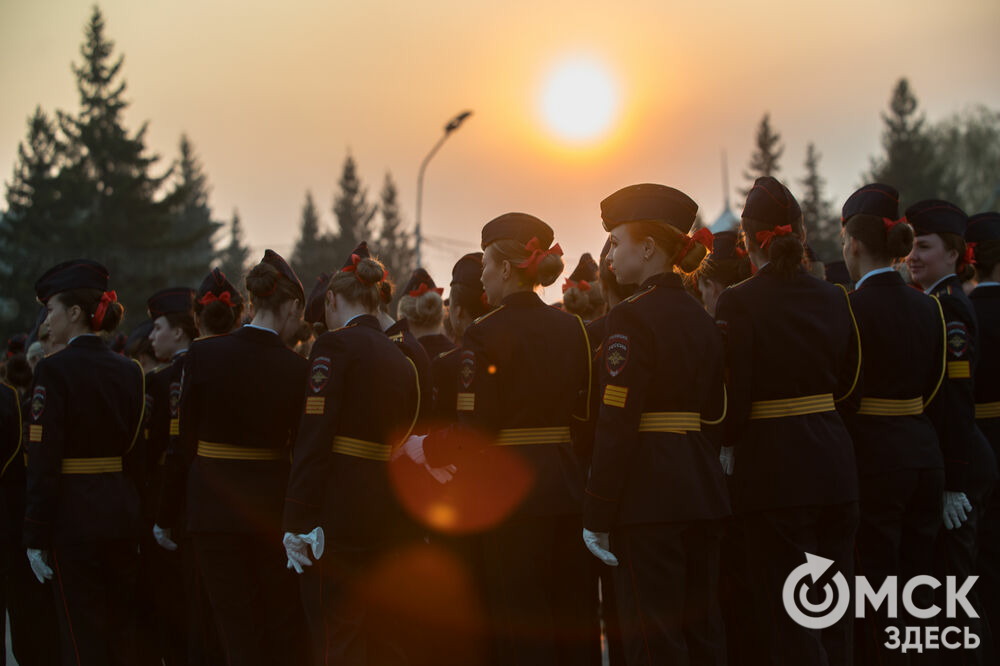 В Омске 6 мая пошла репетиция торжественного построения войск Омского гарнизона в честь Дня Победы. Посмотреть на военный парад воочию можно будет 9 мая.