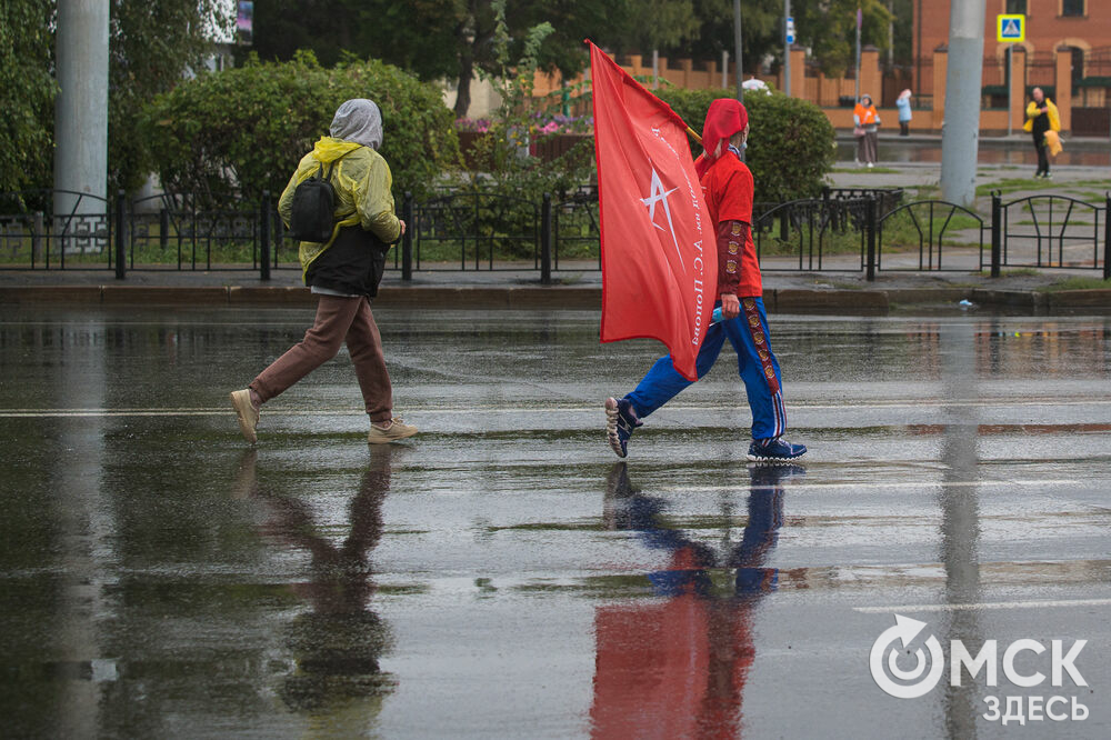 Под дождём и при осеннем холоде провели SIM-2021. Но погода не помешала омской бегунье Марине Ковалёвой выиграть марафон в третий раз . Фото: Илья Петров