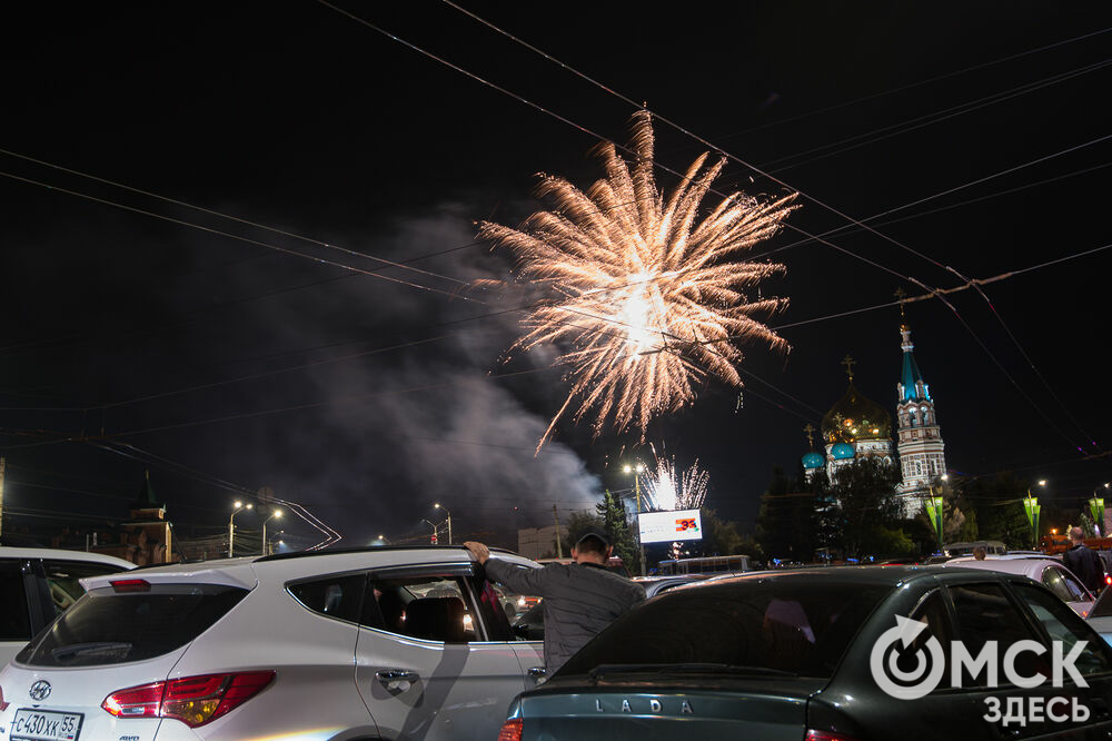 15-минутный фейерверк над Соборной площадью завершил празднование 305-летия Омска. Фото: Илья Петров