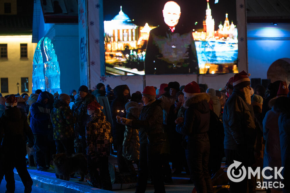 Далеко не все омичи встречают Новый год дома за столом. Сотни горожан сделали это в центре Омска. Фото: Илья Петров