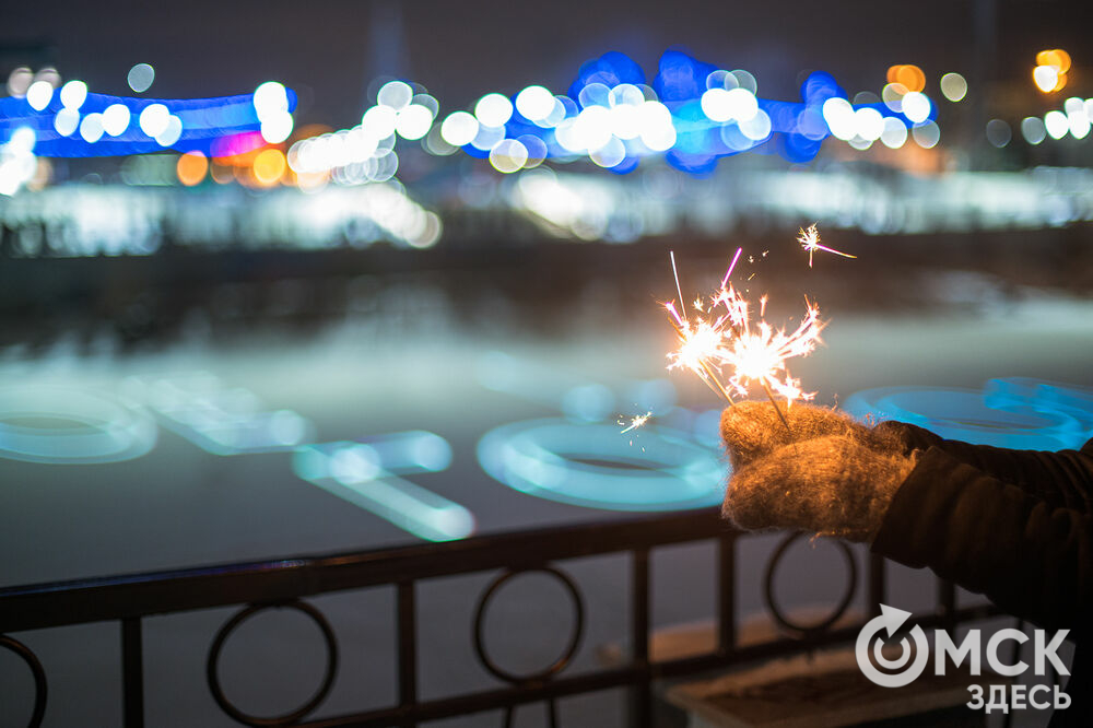 В новогодние праздник в центре Омска показали лазерную анимацию. Фото: Илья Петров