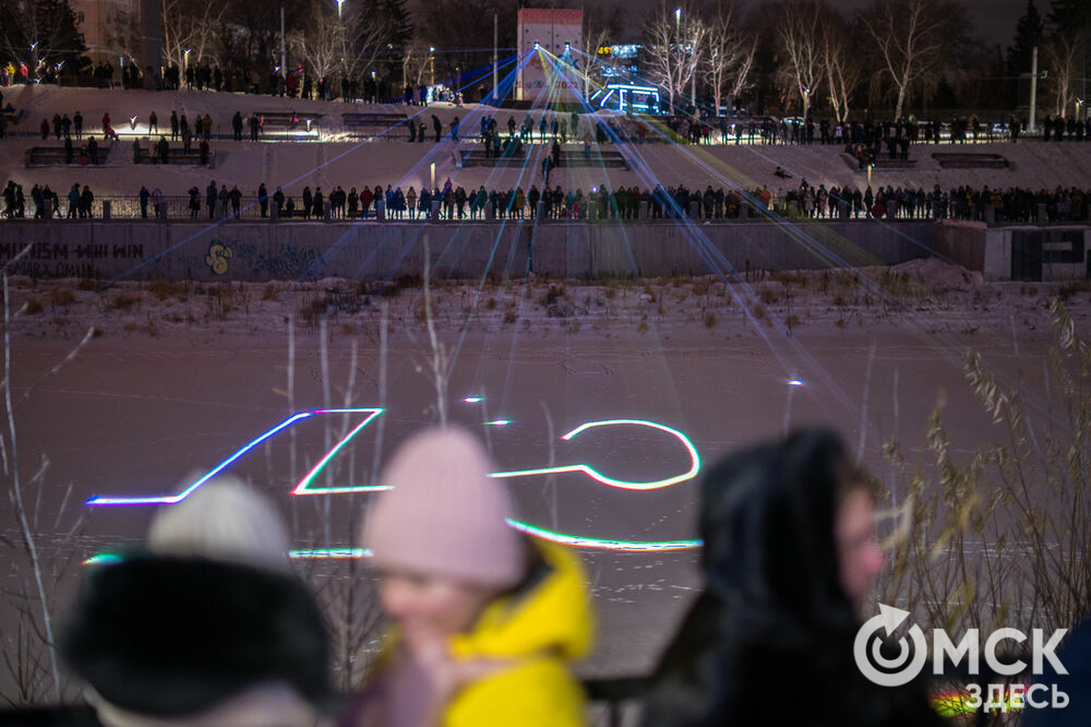 В новогодние праздник в центре Омска показали лазерную анимацию. Фото: Илья Петров