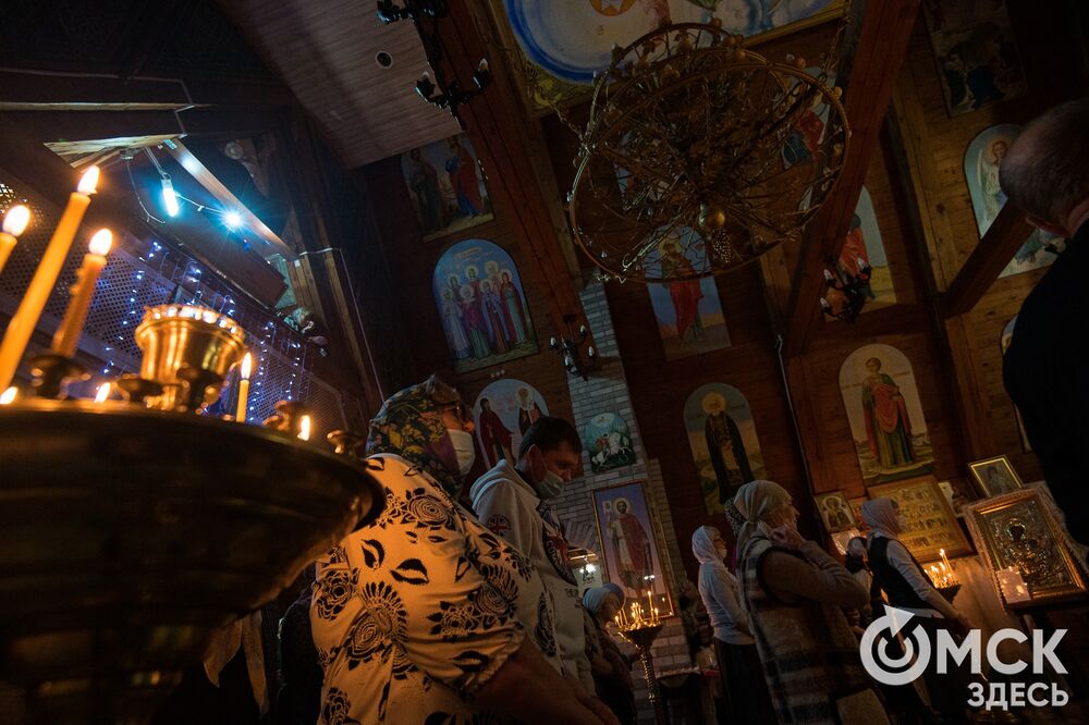 В ночь с 6 на 7 января наш фотограф Илья Петров побывал на Рождественской службе в храме с необычной историей, расположенном на одной из городских окраин и названном в честь Святых Равноапостольных Константина и Елены.