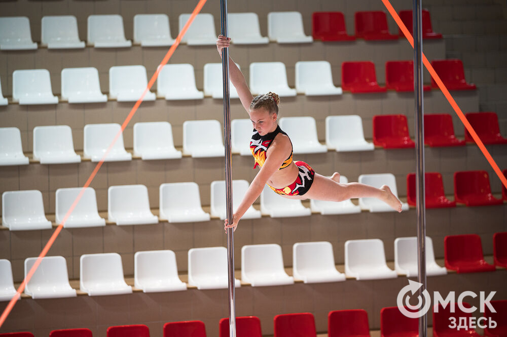 В Омске прошёл X Всероссийский турнир по воздушной и пилонной акробатике. Фото: Илья Петров