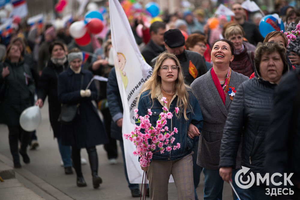 После двух лет пандемии в Омске организовали демонстрацию к Празднику весны и труда. Фото: Илья Петров
