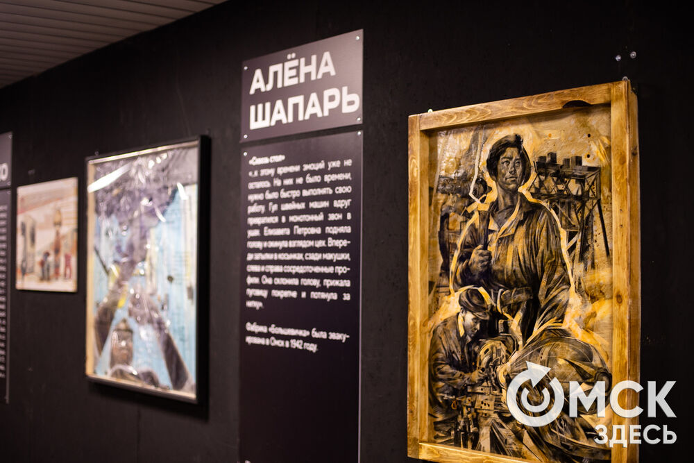 В подземном переходе возле библиотеки имени Пушкина развернулась выставка, посвящённая омской промышленности.
