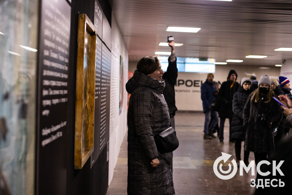 В подземном переходе возле библиотеки имени Пушкина развернулась выставка, посвящённая омской промышленности.