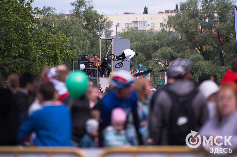 Взрослые, дети и колясочники - тысячи омичей приняли участие в "ВелоОмск - 2022" им. В.М. Соколова. Фото: Илья Петров