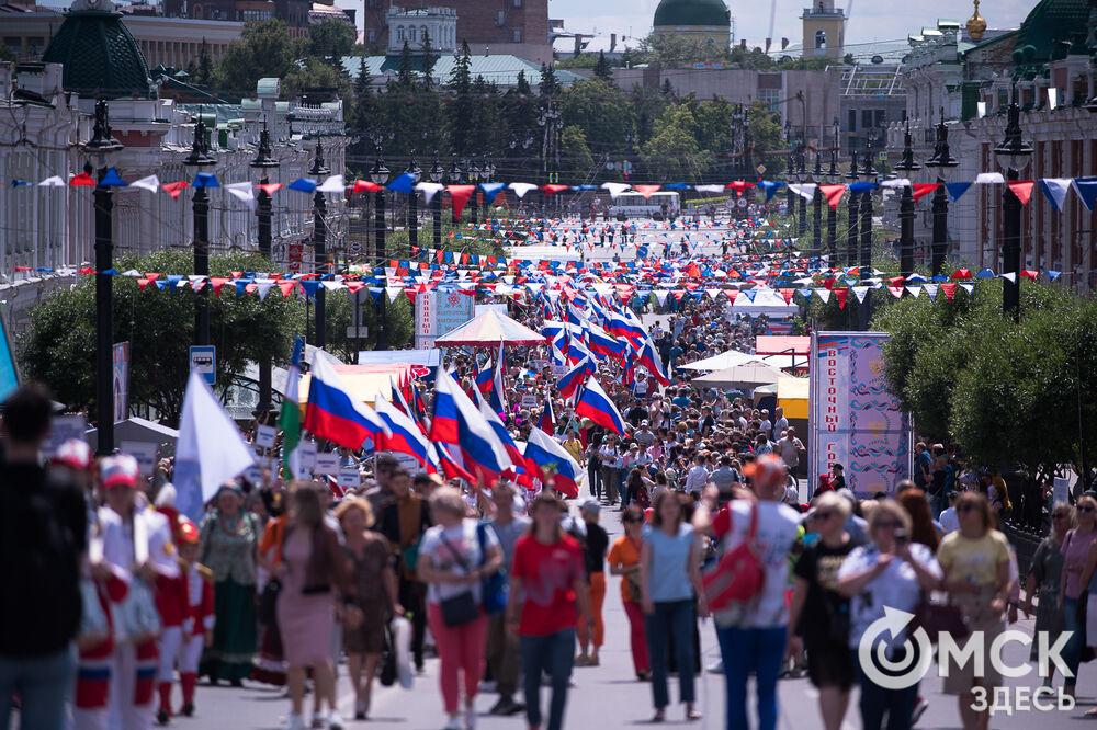 В Омске около двух тысяч человек приняли участие в Параде национальностей. Фото: Илья Петров