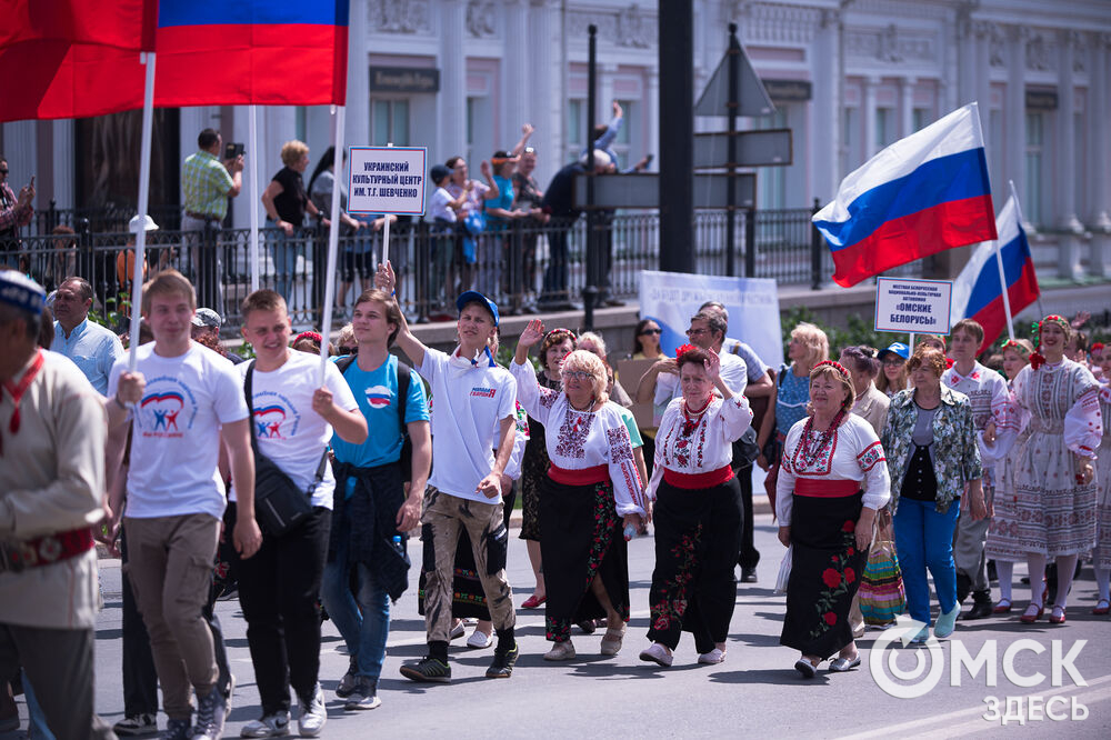 В Омске около двух тысяч человек приняли участие в Параде национальностей. Фото: Илья Петров