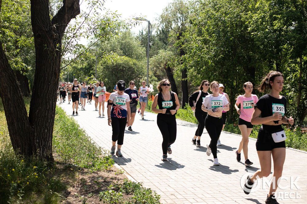 Почти 600 участниц вышли на трассу "Цветочного забега". Фото: Елизавета Медведева