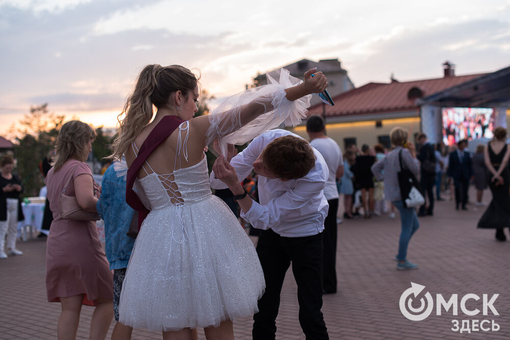Спустя два года пандемии в Омске вновь прошёл общегородской выпускной. Фото: Илья Петров