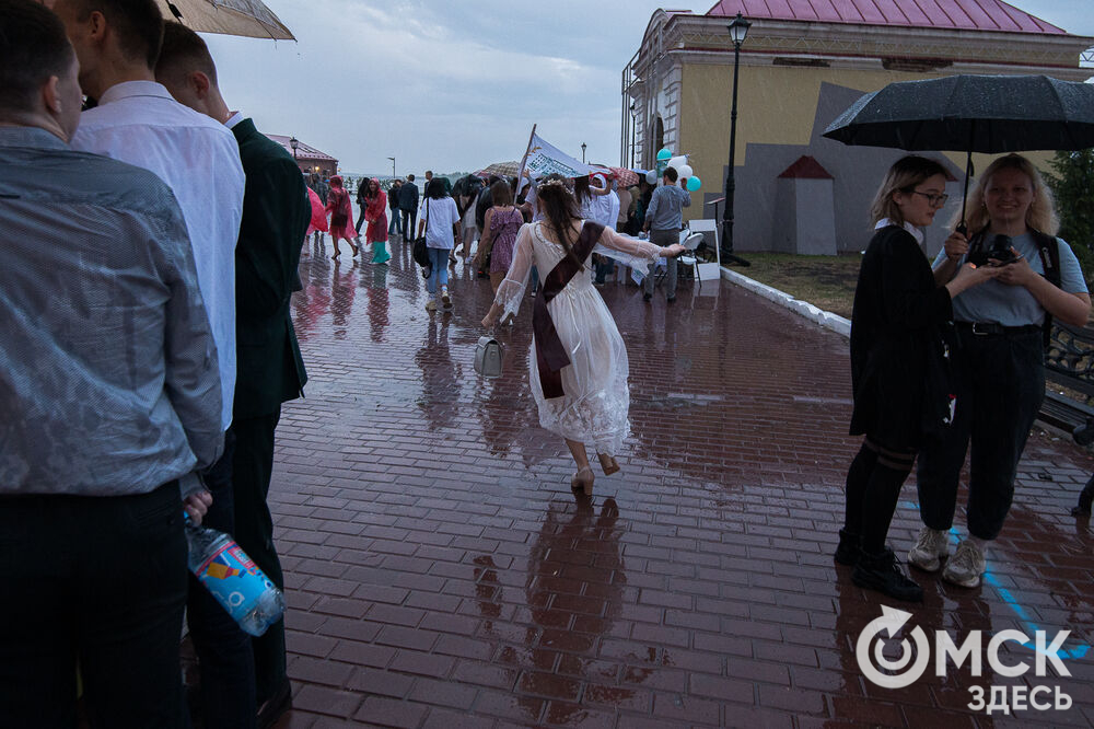 Спустя два года пандемии в Омске вновь прошёл общегородской выпускной. Фото: Илья Петров