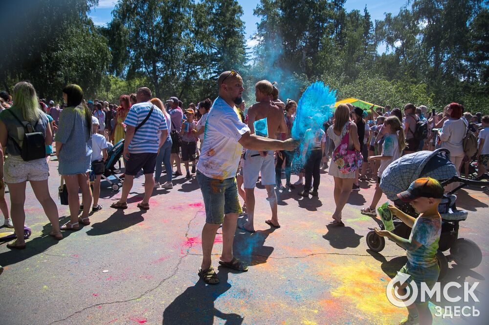В парке культуры и отдыха им.30 лет ВЛКСМ прошёл фестиваль красок HAPPY COLOR. Фото: Илья Петров