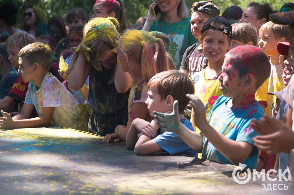 В парке культуры и отдыха им.30 лет ВЛКСМ прошёл фестиваль красок HAPPY COLOR. Фото: Илья Петров
