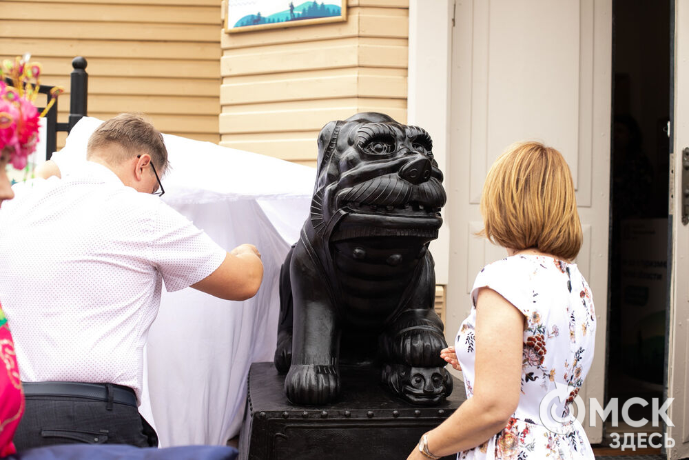 Открытие скульптур львов ши-цзы