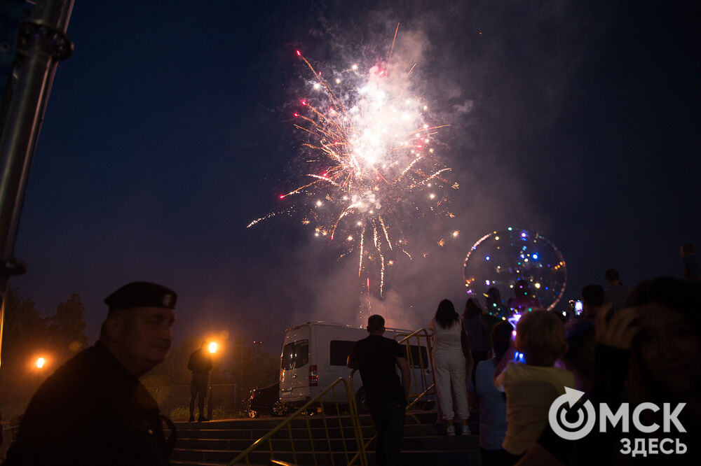 Смотрим, как красочно завершился первый день празднования 306-летия основания Омска. Фото: Илья Петров
