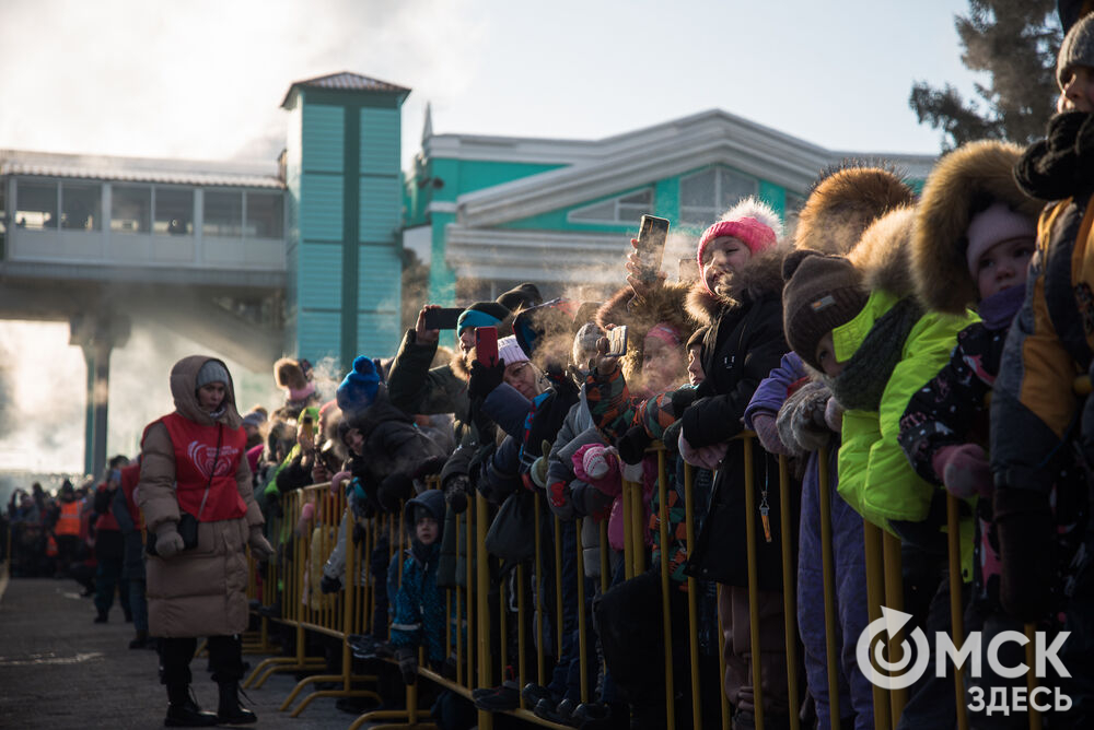 Поезд Деда Мороза из Великого Устюга сделал остановку в Омске. Фото: Илья Петров