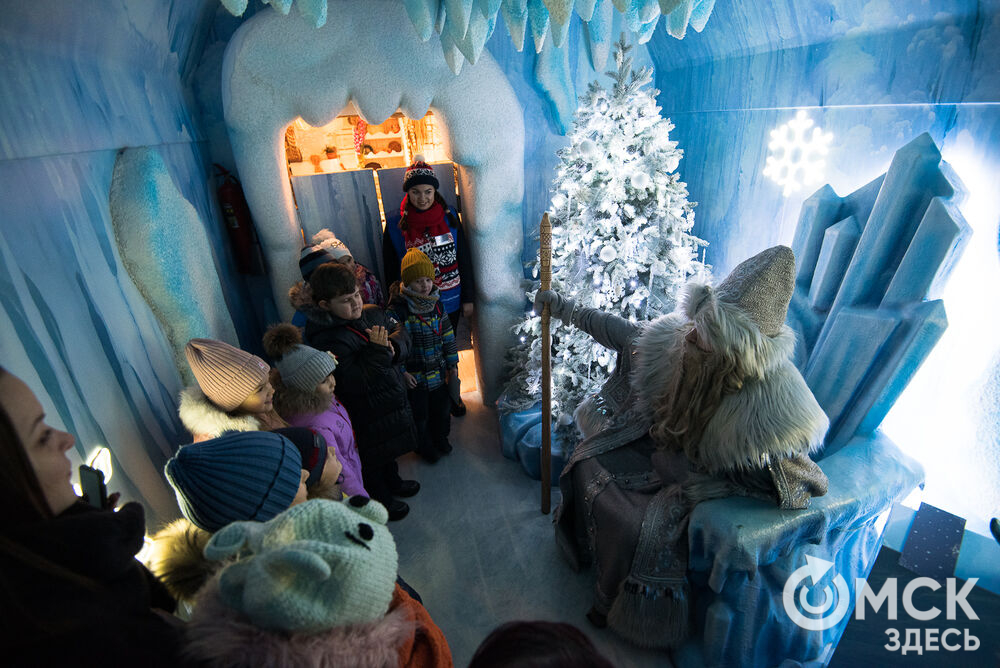 Поезд Деда Мороза из Великого Устюга сделал остановку в Омске. Фото: Илья Петров