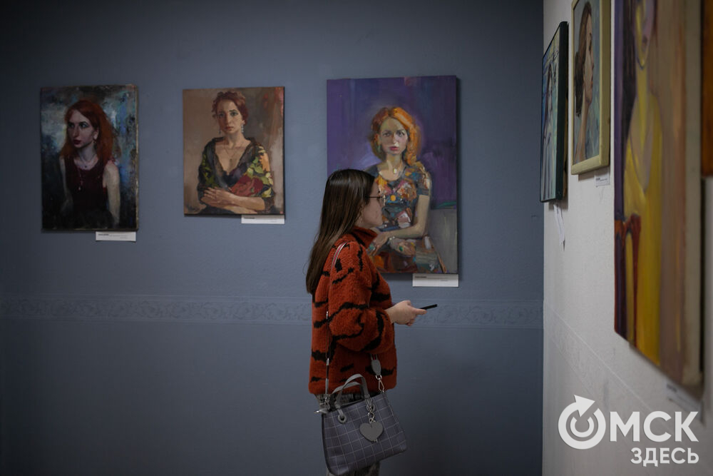 В Омске состоялось открытие выставки портретов Полины Зарембы. Фото: Елизавета Медведева