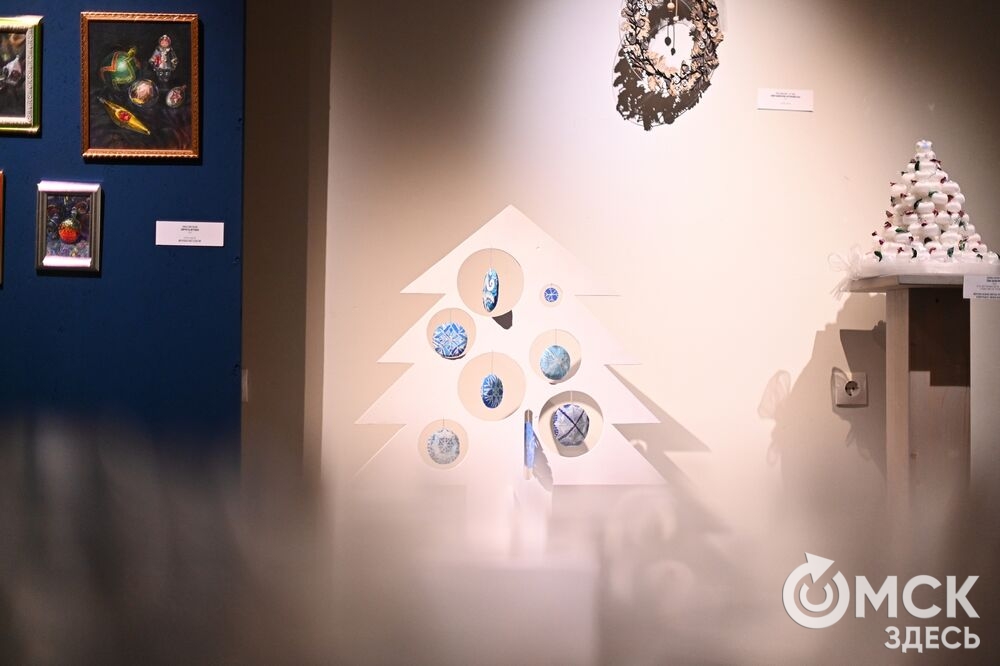 Выставка авторской ёлки "подЕЛЬники" (12+) в Городском музее "Искусство Омска"