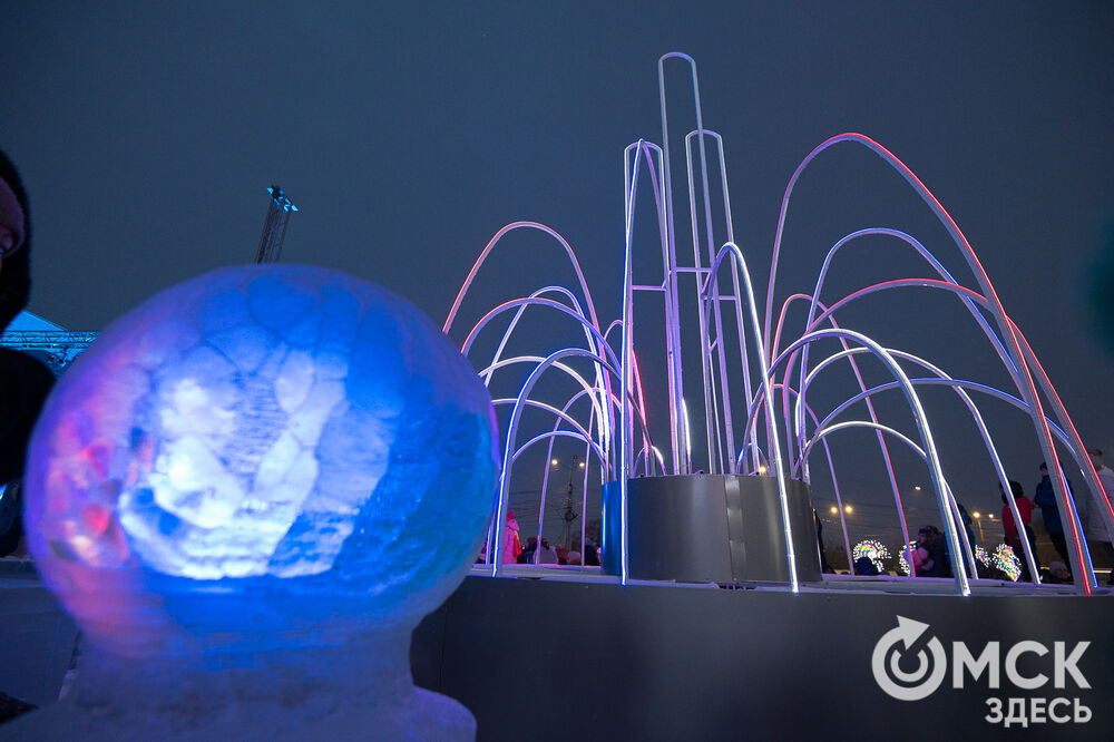 У Омского цирка открылась главная городская ёлка. Здесь будут проходить Новогодние и рождественские представления. Фото: Илья Петров