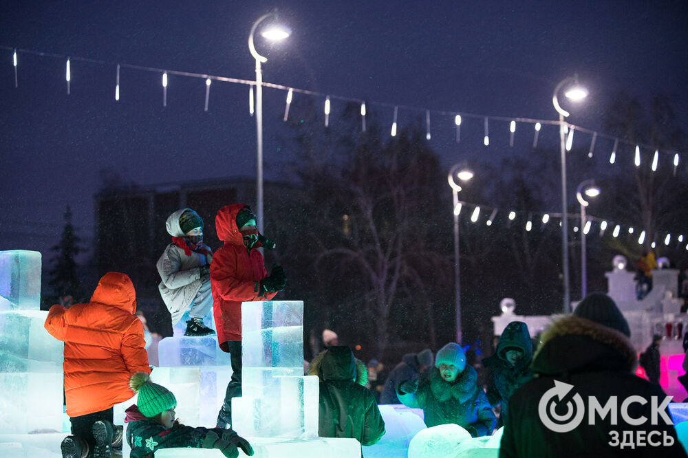 У Омского цирка открылась главная городская ёлка. Здесь будут проходить Новогодние и рождественские представления. Фото: Илья Петров