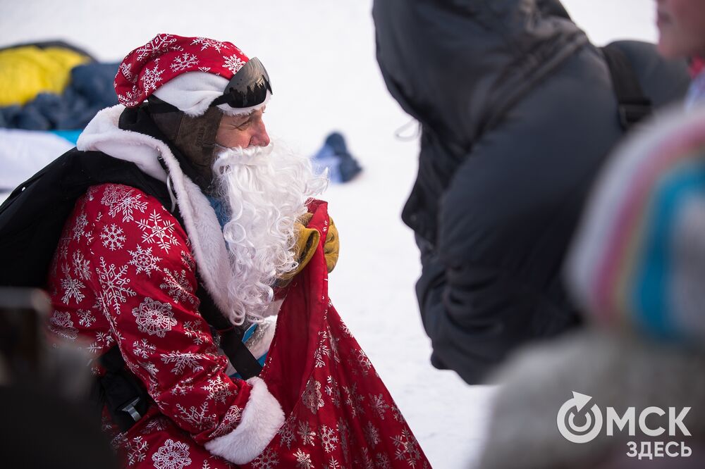 Дед Мороз, Снегурочка и сказочные существа приземлились с парашютами на территорию Омской крепости. Фото: Илья Петров