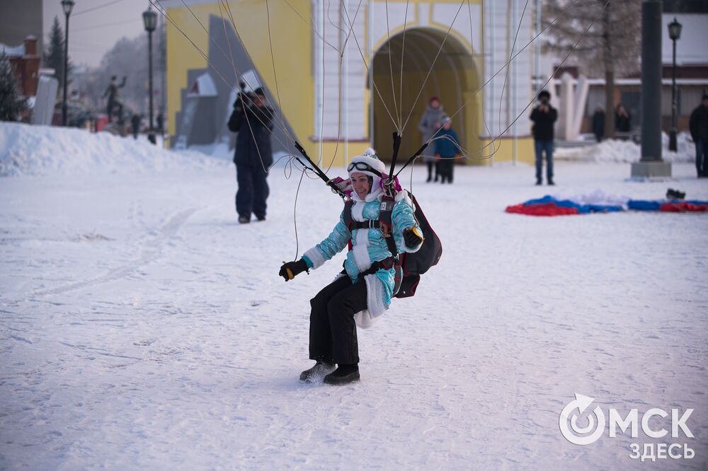 Дед Мороз, Снегурочка и сказочные существа приземлились с парашютами на территорию Омской крепости. Фото: Илья Петров