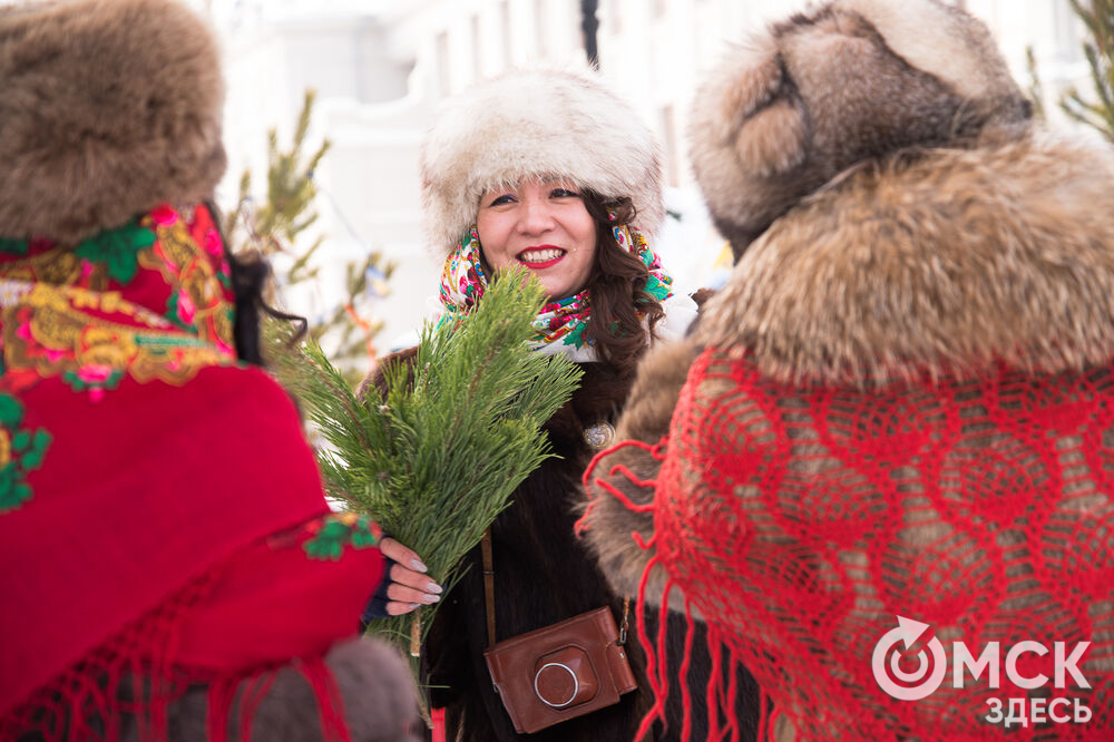 Омские многодетные мамы встретили старый Новый год в нарядах советских времён. Фото: Илья Петров